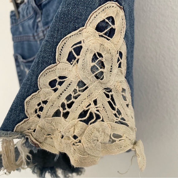 Free People Destructed Mid Rise Shorts Lace Crochet Trim Size 26 - Picture 4 of 4